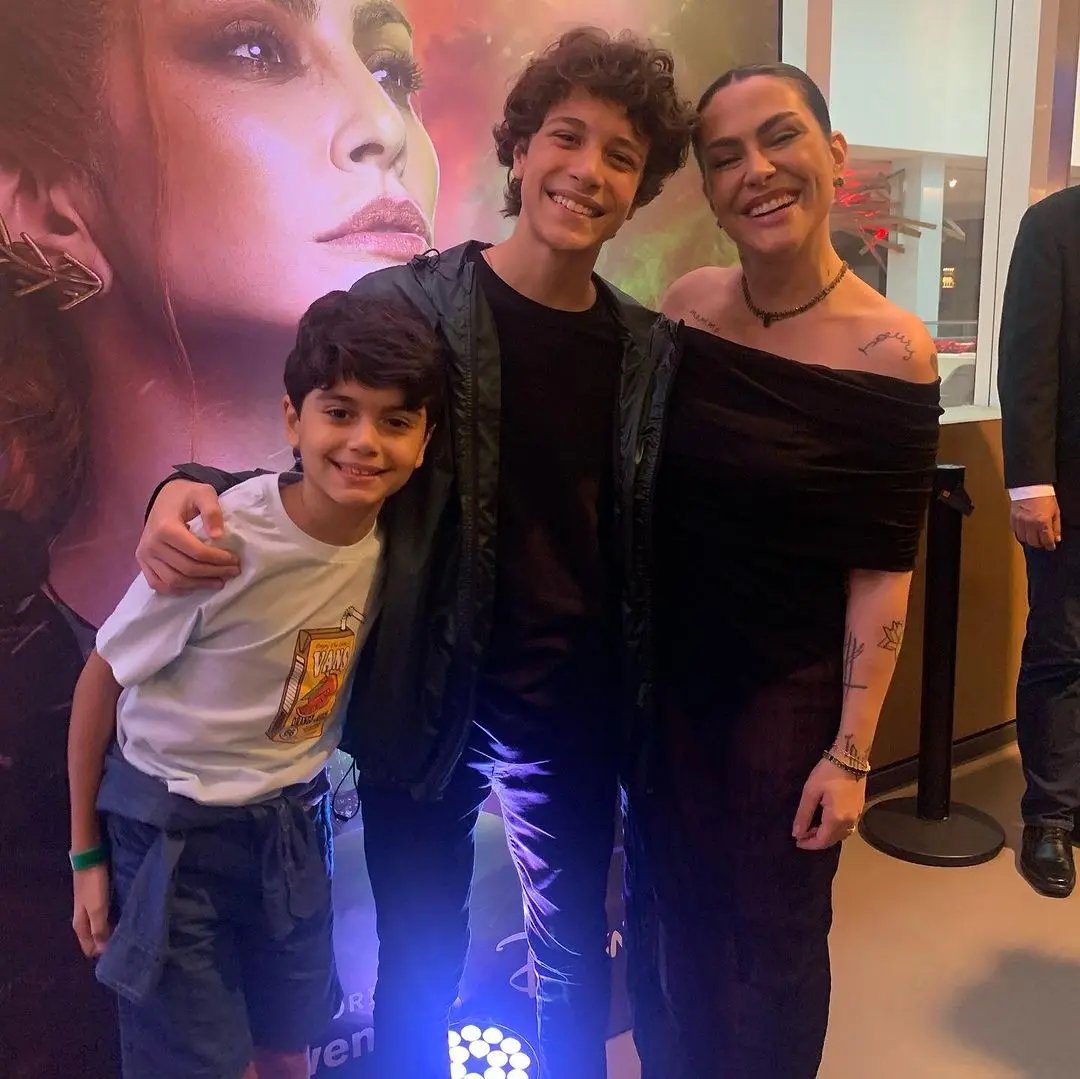 ZAMENZA's tweet image. O tamanho do João Bravo, o Dedé de #AForçadoQuerer. O tempo voa.