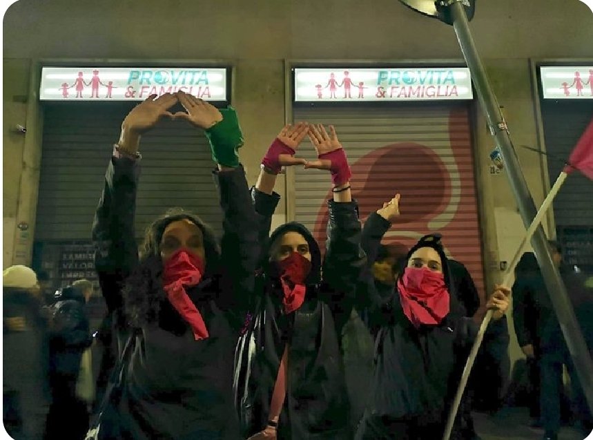Vetrine sfondate, minacce di morte, scritte sui muri, telecamere divelte, tentativo di incendio, lancio di sassi e bottiglie alla polizia. La democrazia dei democratici. La violenza di chi dice di lottare contro la violenza.
Solidarietà a <a href="/ProVitaFamiglia/">Pro Vita & Famiglia</a> 
Ora <a href="/nonunadimeno/">NonUnaDiMeno</a> paghi