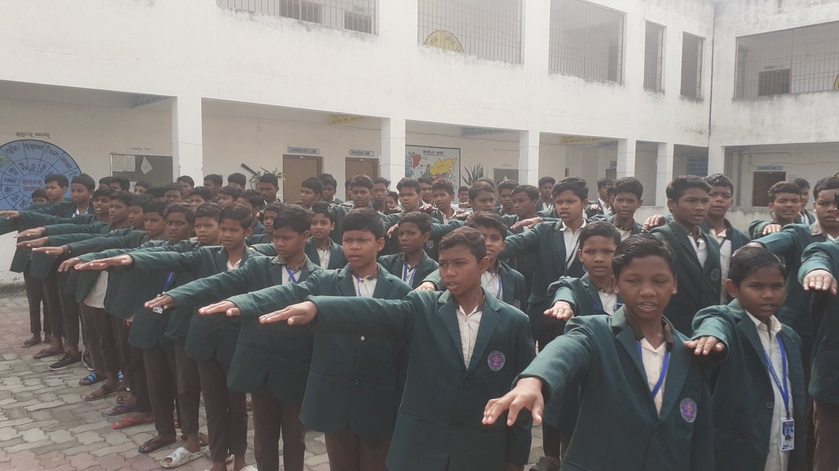 EmrsChandrapur's tweet photo. #JanjatiyaGauravDivas
#JanjatiyaGauravDivas2023
#ViksitBharatSankalpYatra
#EmpoweringTribalsTransformingIndia

The Students along with teachers reading preamble on constitution day  in the premises of EMRS Emrs Chandrapur. https://t.co/k8wu5qSflv