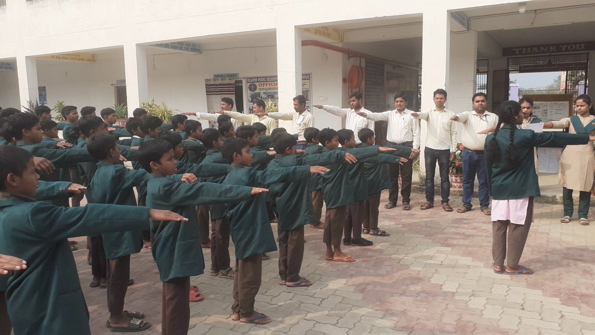 EmrsChandrapur's tweet photo. #JanjatiyaGauravDivas
#JanjatiyaGauravDivas2023
#ViksitBharatSankalpYatra
#EmpoweringTribalsTransformingIndia

The Students along with teachers reading preamble on constitution day  in the premises of EMRS Emrs Chandrapur. https://t.co/k8wu5qSflv