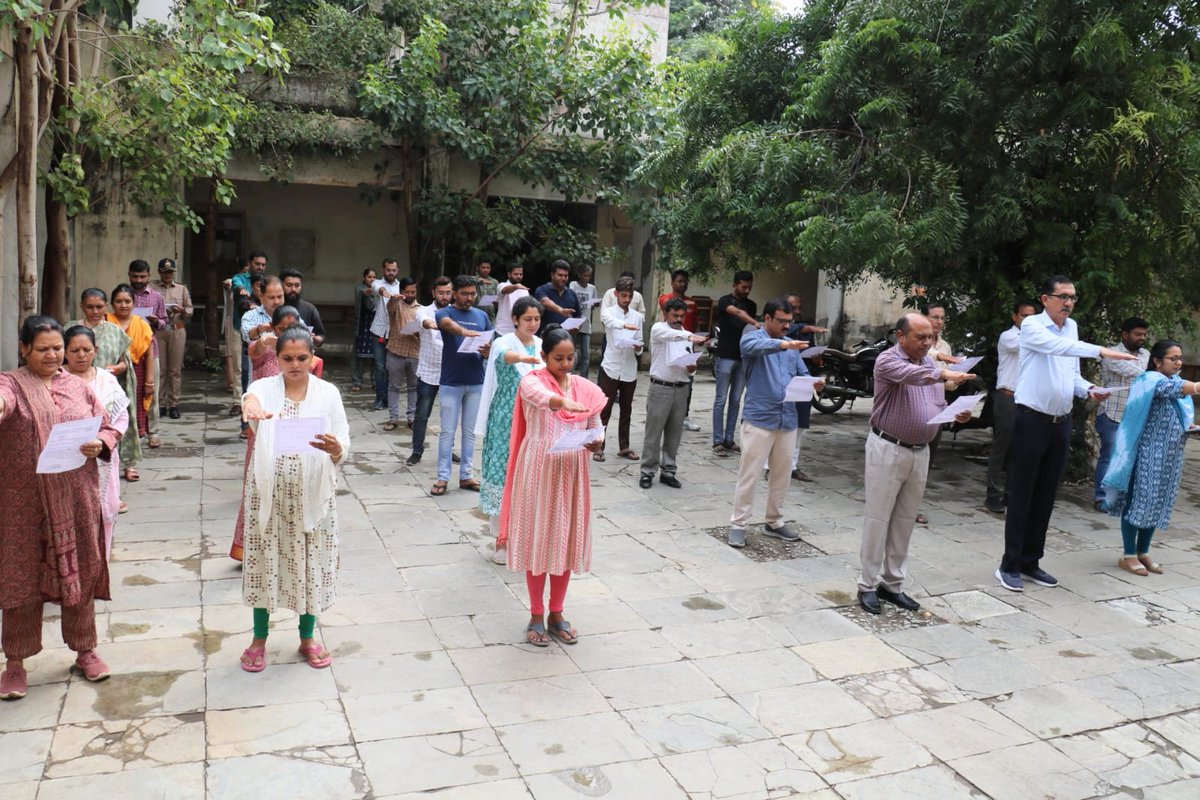 collectorgirsom's tweet photo. Constitution Day celebration at Veraval, Gir Somnath. Reading of preamble of constitution of India by officers/staff members on "Samvidhan Divas"
@PMOIndia
@CMOGuj 
@CEOGujarat
@InfoGujarat 
@InfoGirsomnath https://t.co/7LnaH5jjSb