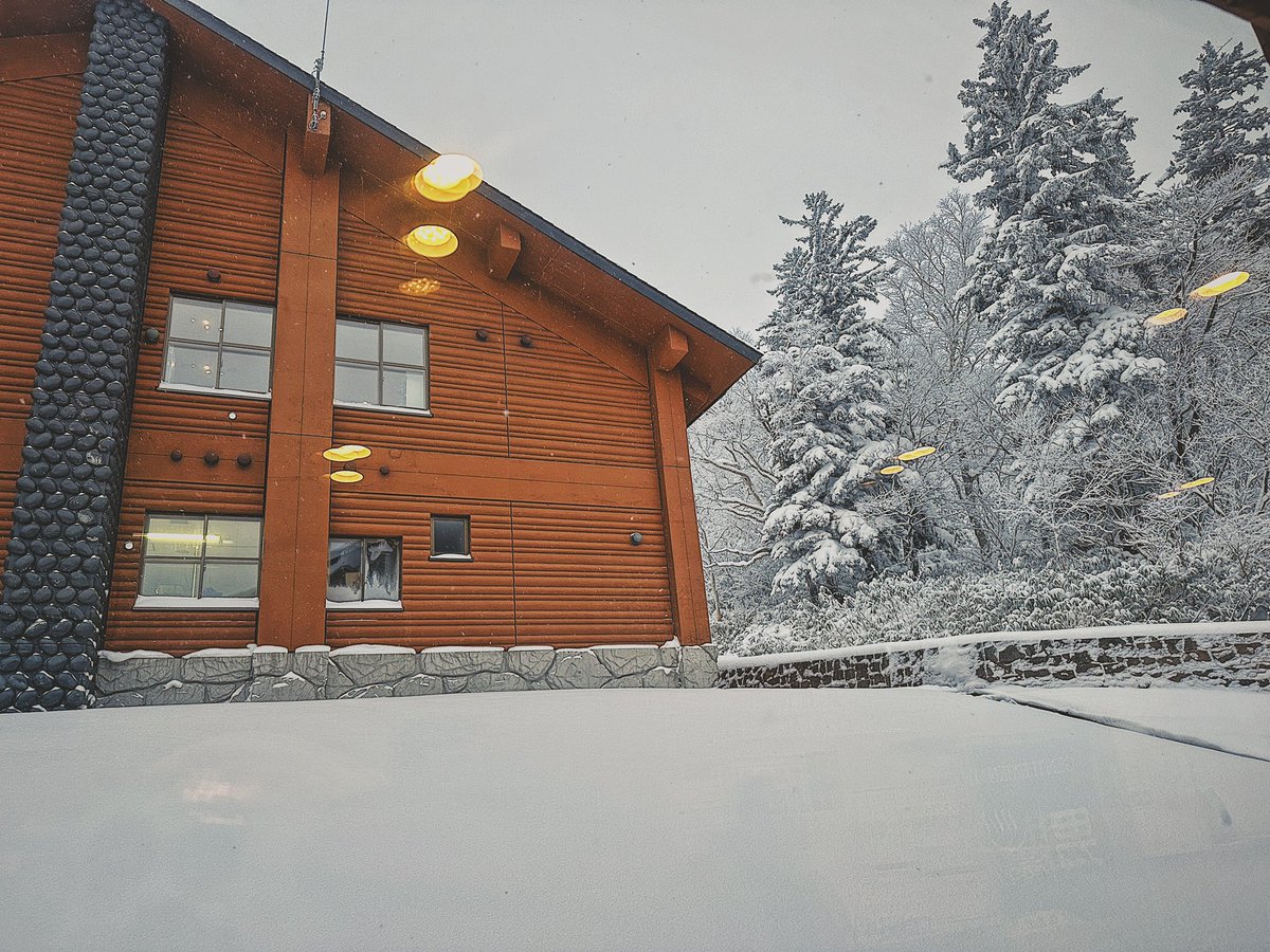 ksukeikeda's tweet photo. 一昨日まで積雪0だったのに雪降ったな〜そんな大雪の中昨日から白銀荘に1泊でサ旅してきました。吹雪の影響かいつも混んでるけどお客さん少なめでした。相変わらず最高でした。外気浴は寒過ぎて凍死しちゃいます。でも雪ダイブはやっちゃいました〜泊まりだとゆっくり出来て最高でした〜^ ^ https://t.co/YkJk4xgKTX
