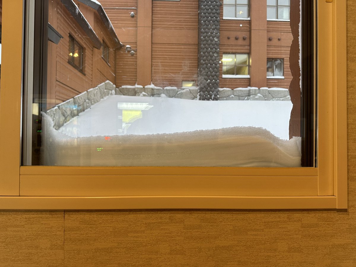 ksukeikeda's tweet photo. 一昨日まで積雪0だったのに雪降ったな〜そんな大雪の中昨日から白銀荘に1泊でサ旅してきました。吹雪の影響かいつも混んでるけどお客さん少なめでした。相変わらず最高でした。外気浴は寒過ぎて凍死しちゃいます。でも雪ダイブはやっちゃいました〜泊まりだとゆっくり出来て最高でした〜^ ^ https://t.co/YkJk4xgKTX