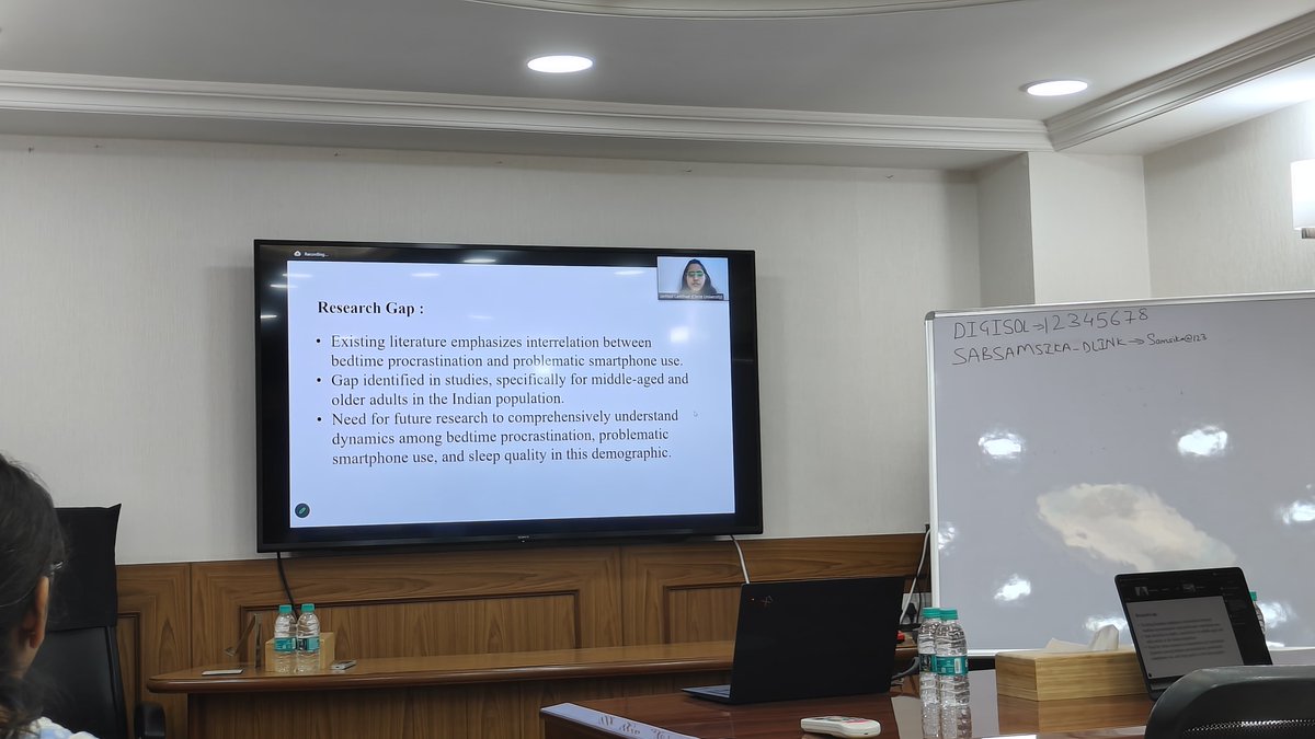 monkprayogshala's tweet image. Janhavi Laddhad, presents online at our #hybrid #seminar on Bedtime #procrastination and #smartphoneuse in middle and late adulthood!