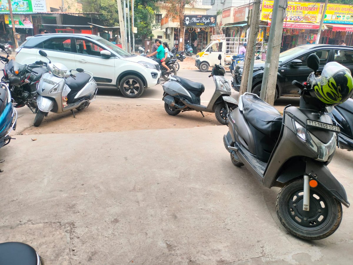 ChoyalDilip's tweet photo. This parking of cars and bikes near Pavan hardware causing a hell of traffic at jpn nagar main road even though Pavan hardware has place to park infront of their shop....kindly look into this . @HYDTP @hydcitypolice https://t.co/PfC7rArhqj
