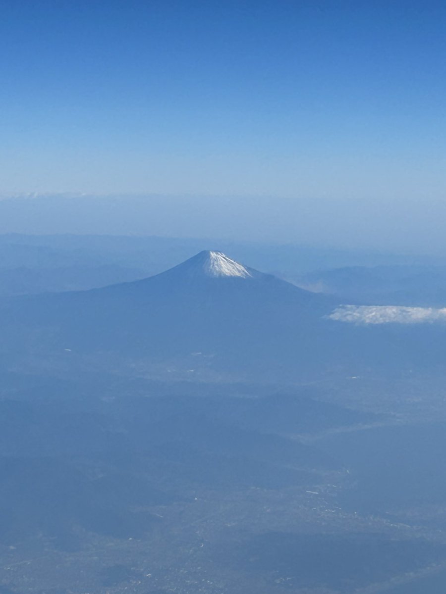 BenjaminAppl's tweet photo. Is there a more magical way than being greeted on the flight to the land of the rising sun like this? It has been eye watering…  #fuji #japan #travel #recital https://t.co/fqBmaAW3El