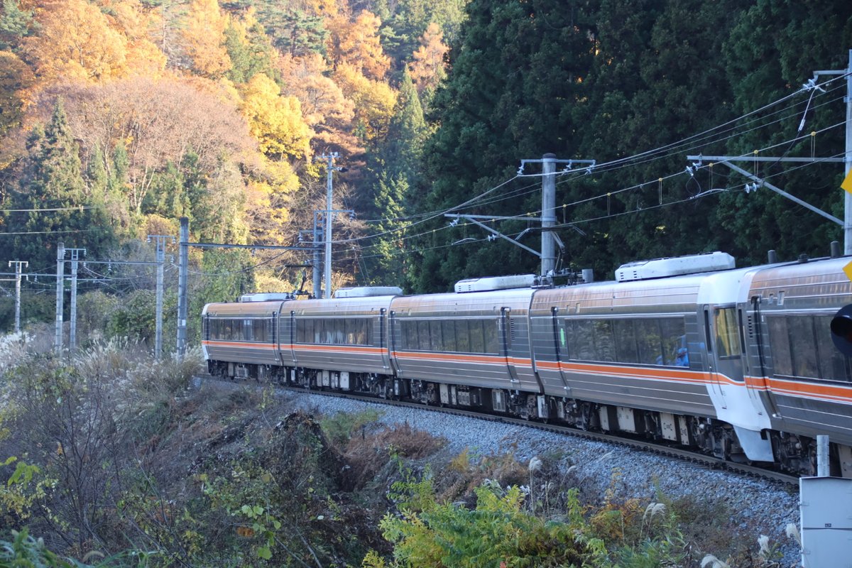 📷️　(11月26日)

特急しなの11号　長野行き　10両

6+4でした。
※(グリーン車1号車・7号車有)

#篠ノ井線
#特急しなの
#特急しなの11号
#ワイドビューしなの

撮影機材
R10+シグマ18-300f3.5-6.3
#Canon
#EOSR10 
#CanonEOSR10 
#EFEOSR 
#SIGMA
#18300f3563 

撮影日・令和5年11月26日