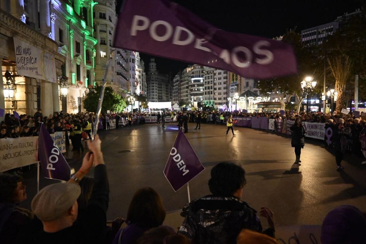 antoniasanrol's tweet photo. 🟣Las compañeras de Podem salimos con las feministas de #Valencia, para seguir poniendo las políticas de Igualdad en el centro del debate público. Estaremos atentas para que no se dé ni un paso atrás en la lucha por la igualdad.
#SeAcabó. https://t.co/jPSHWhKq1F