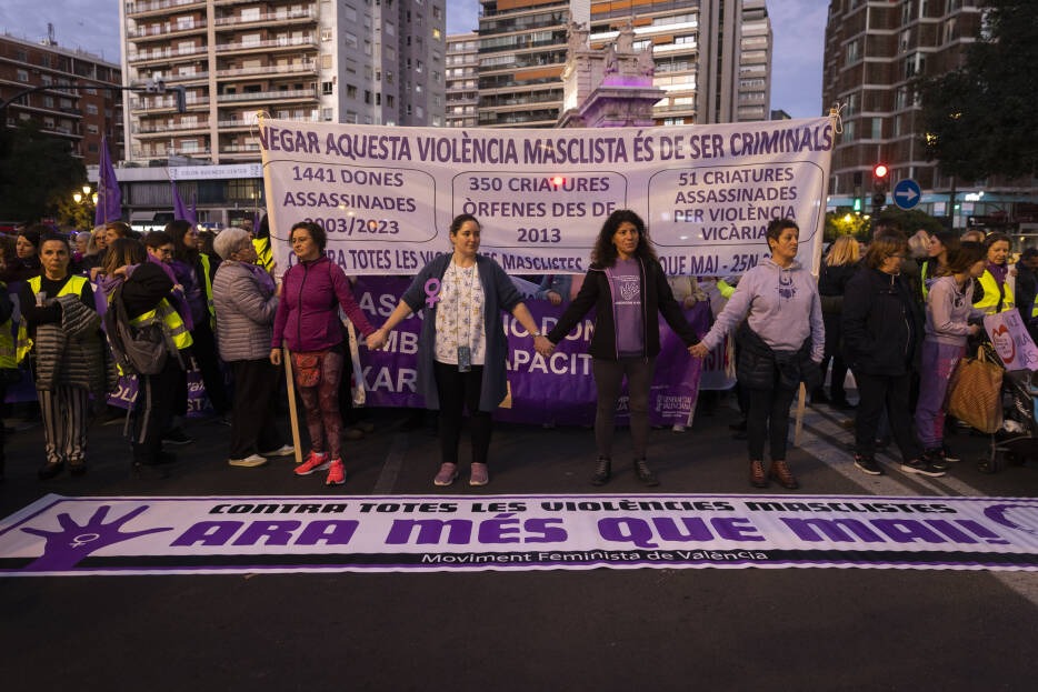 🟣Las compañeras de Podem salimos con las feministas de #Valencia, para seguir poniendo las políticas de Igualdad en el centro del debate público. Estaremos atentas para que no se dé ni un paso atrás en la lucha por la igualdad.
#SeAcabó.