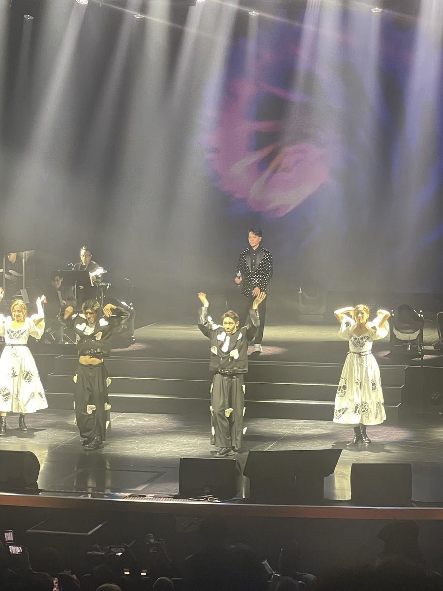 God_XiangYu's tweet image. The last time I’ve seen him live in  concert was damn near 20 years ago…. Still amazing. I did not know he was still this famous damn near $400 per person lol 😂 #hackenlee @WynnLasVegas