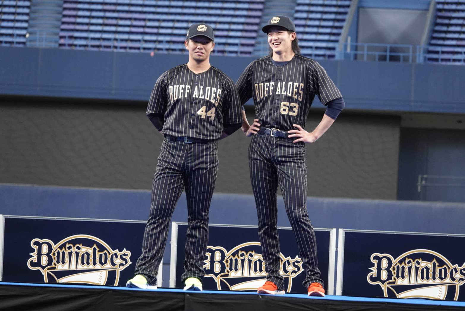 山崎颯一郎 サードユニホーム 63番 Buffaloesハイクオリティ