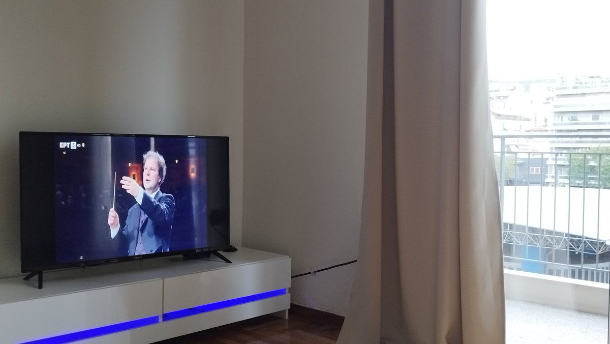 Avasin Ateenassa television, ja hauskasti sieltä näkyivät tutut kasvot. @oramsa ja Joshua Bell.