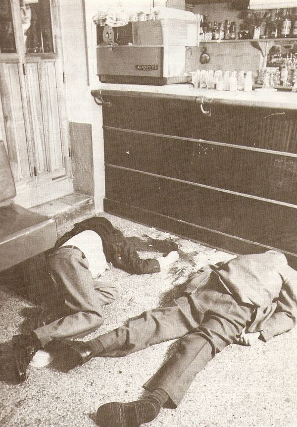 This is how the Spanish government death squads murdered  pro-independence Basque militants 

Jean Pierre Haramendi and Joxe Camio Larrañaga  were shot dead by the BVE parapolice group in Hendaye  Basque Country November 23, 1980  

#memoriaOsoa #spainisafasciststate #GerraZikina
