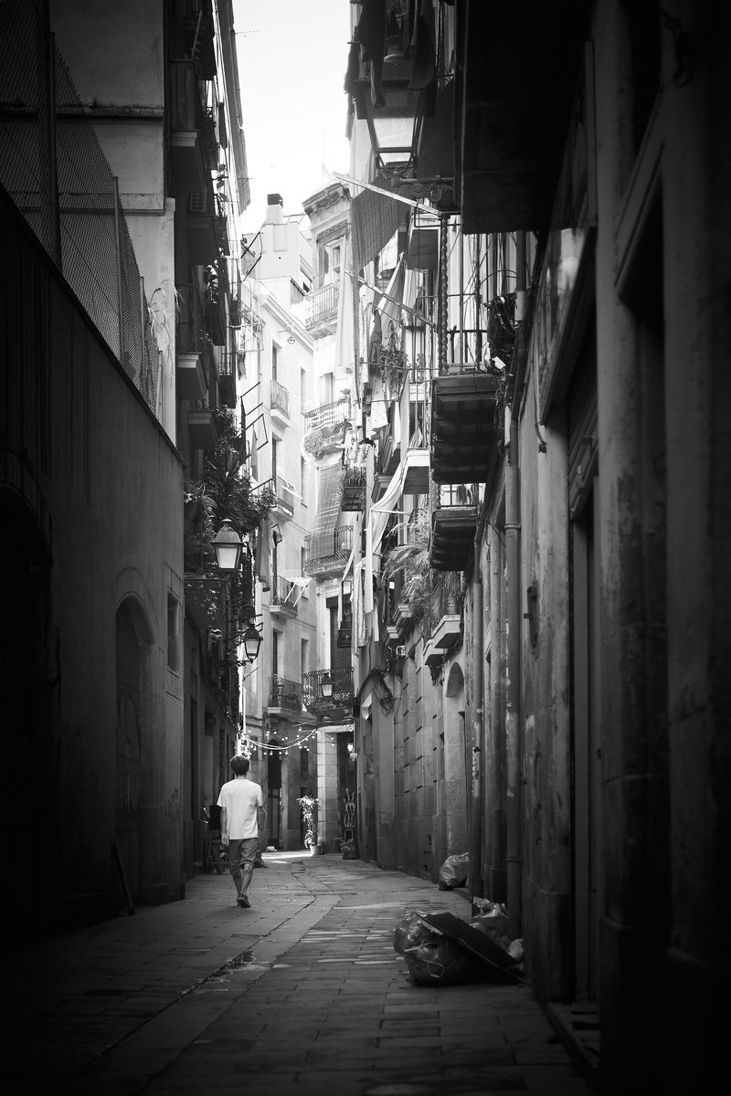 joanlopezphoto's tweet photo. Winding alleyways
๐ธ Fujifilm X-T4
๐ท Fujinon XF 16-55mm F2.8 R LM WR
โ๏ธ Distance 34.2 mm - ISO 160 - f/2.8 - Shutter 1/320
#barcelona #city #street #alley #streets #streetphotography #streetphotographer #urban #urbanphotography #lanterns #balconies #garbagebags #clotheslines #dryingclothes #lightbulbs #storytelling #storytellingphotography #photographer #photography #blackandwhite #blackandwhitephotography #street_storytelling #storyofthestreet #streetstorytelling #captureonepro #fujifilm #fujifilm_xseries #fujifilmxt4 #fujixt4 #xt4