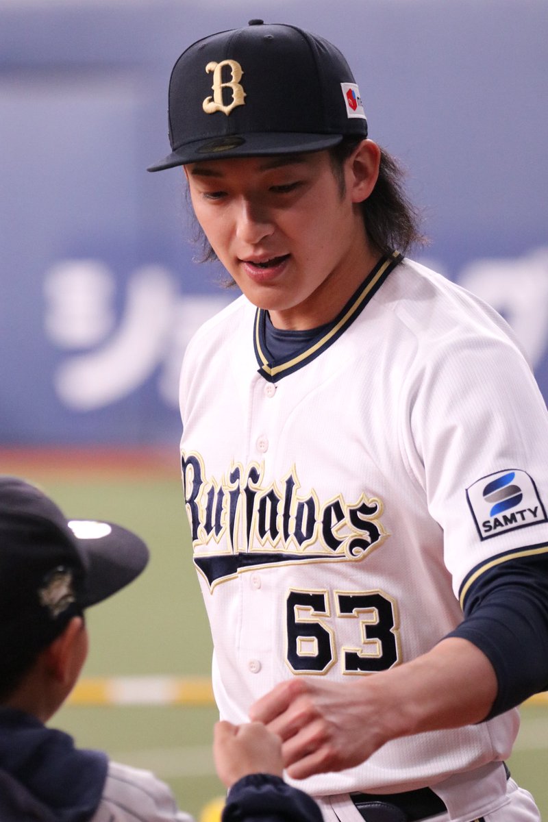 YTM320's tweet photo. 写真撮影の後ベンチに帰りながらファンサ。
途中で少年とグータッチしてた颯ちゃん。 https://t.co/WVpgZC9WdK