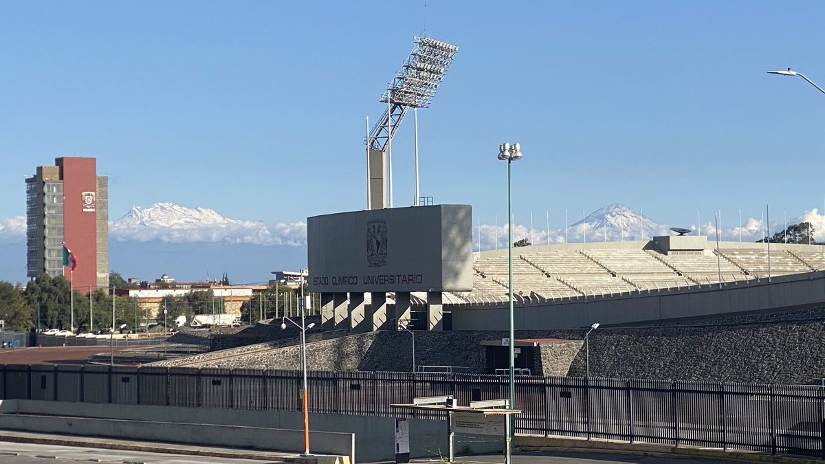 FabrizioDC_'s tweet photo. Esta foto es todo lo que está bien en la CDMX…

La torre de rectoría de CU, el Iztaccíhuatl, el Estadio Olímpico Universitario y el Popocatépetl.

En resumen: ¡México, #Pumas, Universidad! https://t.co/yHWE52yRY0