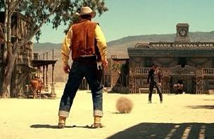 西部劇の時代にタンブルウィード（風で転がる枯れ草）はアメリカに入っ