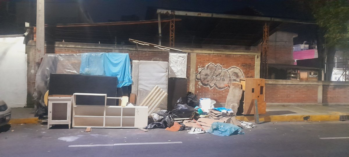 maraescalera's tweet photo. @Alc_Iztapalapa  
Es un foco de infección, contaminación, punto de personas tomando etc
Sur 125-A   #82 esquina Campesinos . Acumulando cada día más. No permite el paso libre a los peatones. Urge solución  @Alc_Iztapalapa https://t.co/00G0RYvCEw