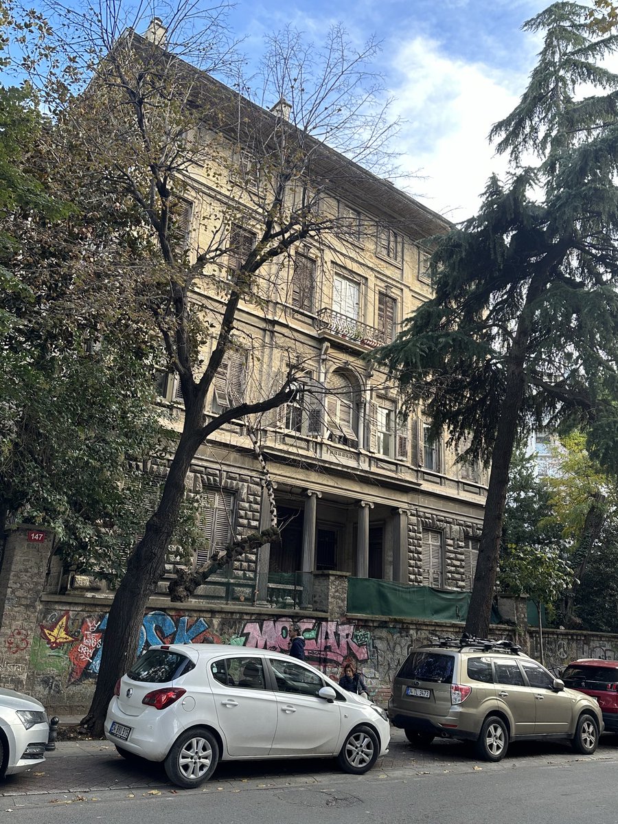 onderkayaistan1's tweet photo. Moda’da Dondurmacı Ali ustanın hemen karşısında olan 1903 tarihli Sarıca Arif Paşa konağı. Konağın son sahibesi dünyaca ünlü piyanist Ayşegül Sarıca Mart 2023’te vefat etti. Moda semtinde Müslümanlardan kalman nadir abidevi yapı örneklerinden biridir. https://t.co/ADBvav99tG