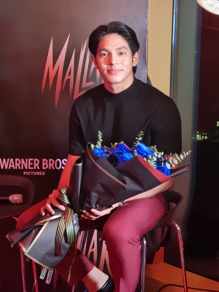 banderaphl's tweet photo. Warner Bros. Pictures-Mentorque Productions sanib-pwersa para sa MMFF 2023 entry na MALLARI starring Piolo Pascual, Elisse Joson, Janella Salvador, Gloria Diaz, directed by Derick Cabrido. | via Ervin Santiago/BANDERA

For more chika, bisitahin ang https://t.co/kAXEDPs5bX https://t.co/FxvlHUlwj3