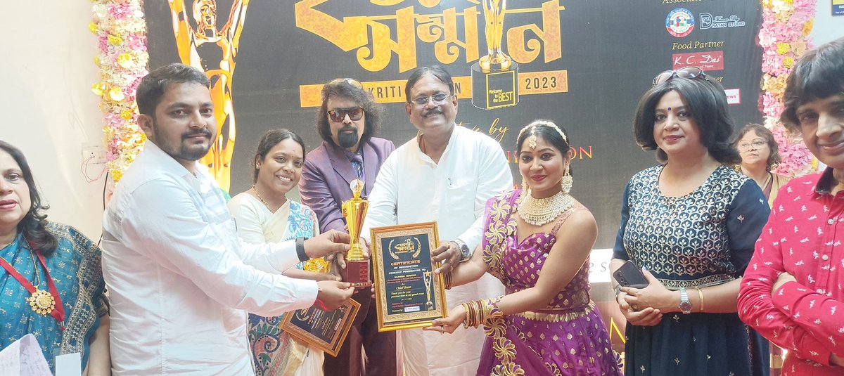 sumanaitc7's tweet photo. পায়েল সরকার অর্গানাইজেশন প্রাইভেট লিমিটেড আয়োজিত #বঙ্গকৃতী_সম্মান_২০২৩  বিশেষ অনুষ্ঠানে আমরা সকলে🙏🏼
প্রতিকূল পরিস্থিতিতে পিছিয়ে পড়া সমাজের বিভিন্ন স্তরের প্রতিভাবান মানুষজনেদের মধ্যে মিলিত হতে পেরে সত্যিই আপ্লুত এবং অনুপ্রাণিত🙏🏼
আন্তরিক কৃতজ্ঞতা জানাই আয়োজক কতৃপক্ষের প্রতি🙏🏼 https://t.co/8N4UBa4HDb