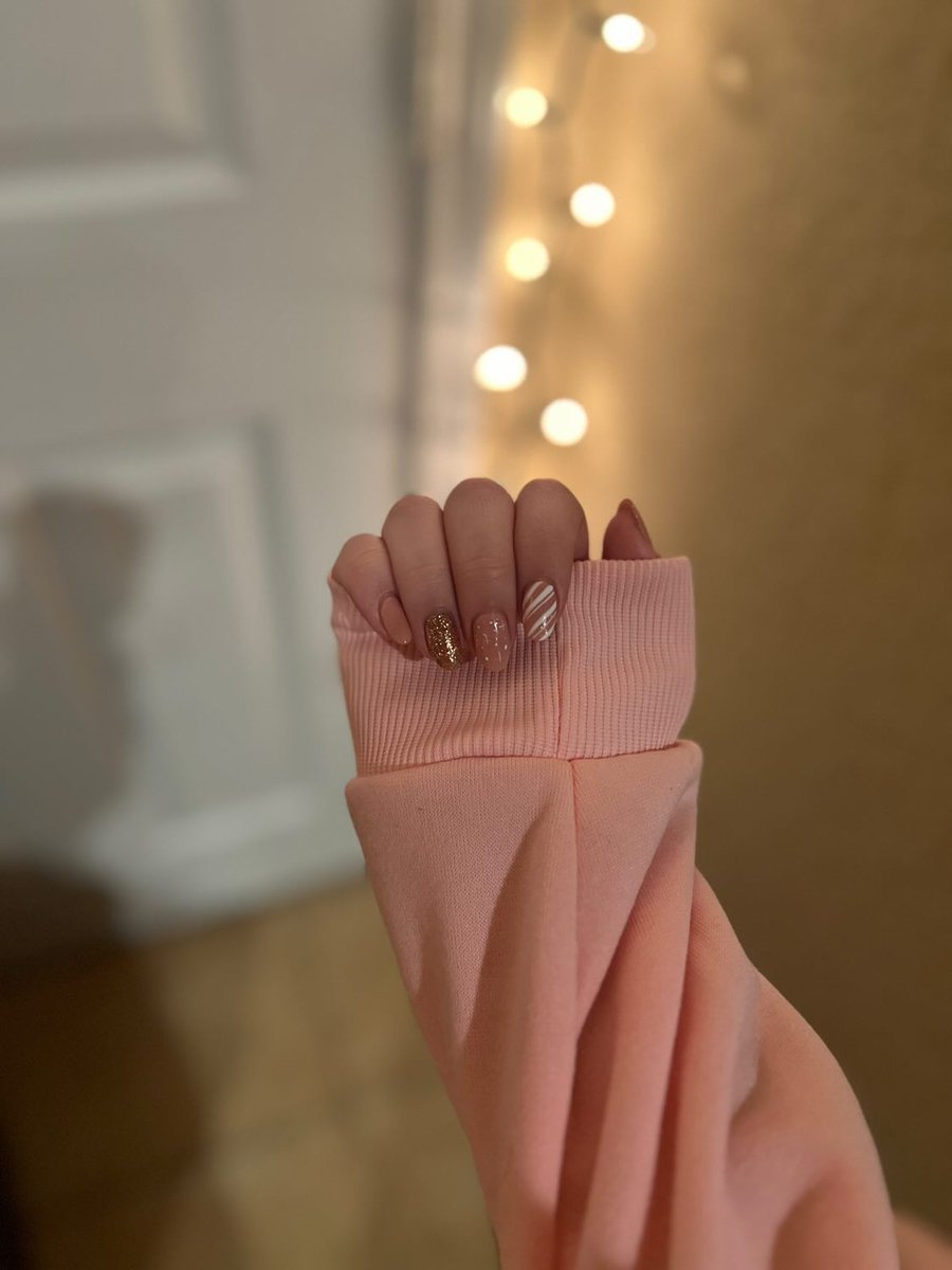 stargirlxo_xo's tweet photo. I love christmas time! #christmas #christmas2023 #gamer #gamergirl #egirl #christmasnails #smallcontentcreator #smallstreamer #streamer #pink #pinknail #pinkchristmas #rosegoldnails https://t.co/Szl2kUwXBs