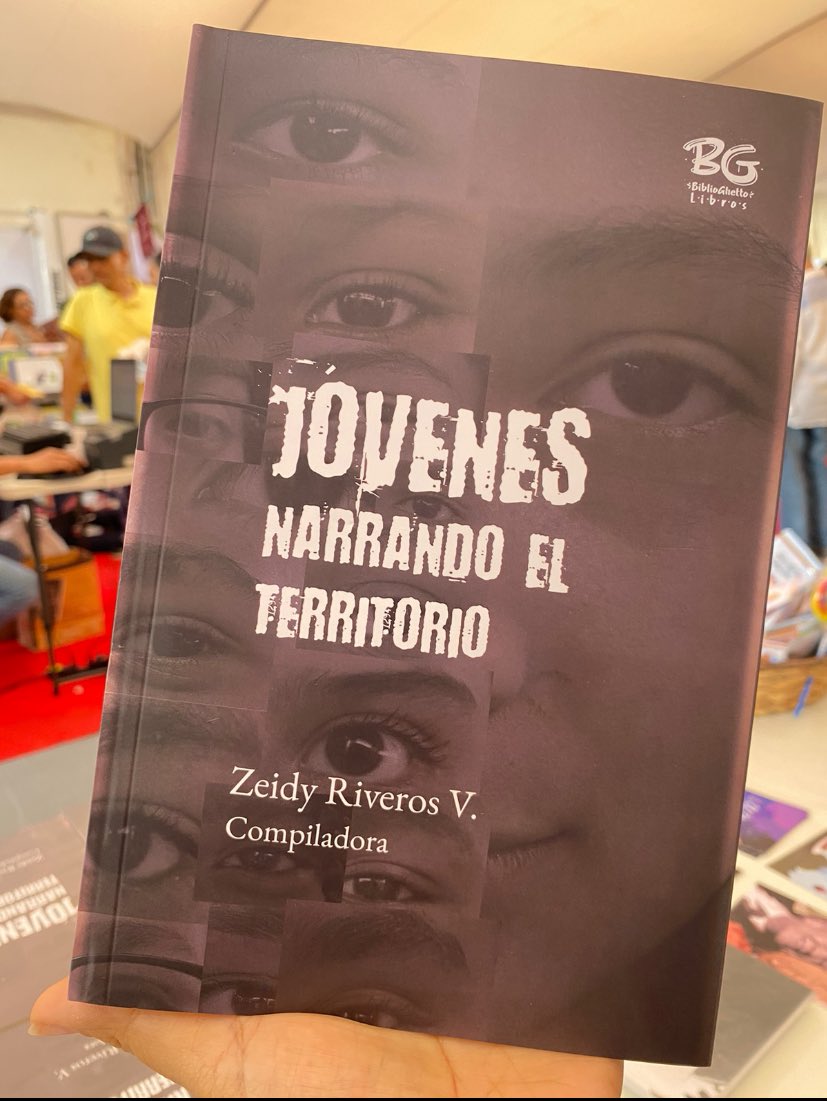 Biblioghetto's tweet photo. -Sus historias son también el retrato de ese trozo de la ciudad a la que aún Cali le da la espalda, barrios donde existen cafés internet para conectar a la comunidad y donde algunos se enojan porque les parece caro pagar 800 pesos; calles donde “las casas están pegaditas unas con otras”; cuadras donde ir a comprar el pan sigue siendo un riesgo por los enfrentamientos repentinos entre las pandillas; madrugadas en las que se escuchan tiros como pájaros mientras se duerme y pocos se sobresaltan porque, como lo escribió Maximiliano Jeremías, “ya estoy bastante acostumbrado a escuchar esas cosas”-. Santiago Cruz Hoyos @SantiagoCruzHoy. 

https://t.co/FGHYbFgi3f

Muy orgullosos de ti @ZeidyVelasco ❤️