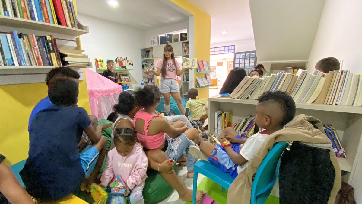 ZeidyRiveros's tweet photo. Los libros y las lecturas en voz alta en bibliotecas comunitarias, públicas y contextos urbanos no convencionales como herramientas fundamentales de nuestra ciudad. https://t.co/FYrqQg85T1