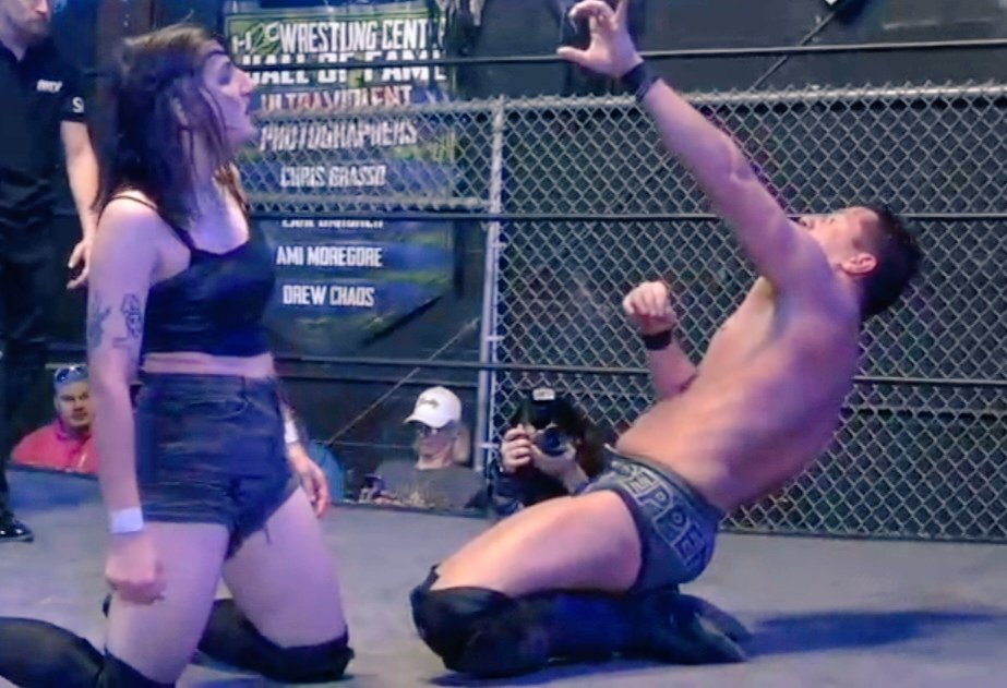 #H2ONovember @K3nn3diCop3land 🆚 @Tony_Deppen Soooooo Gooood!!! Hard Fought Battle with the Ultimate Back&Forth Drama of the night!!! And your winner The Girl from Ocean Ave Kennedi 🖤🤘 📸 @H2OWRESTLING on IWTV