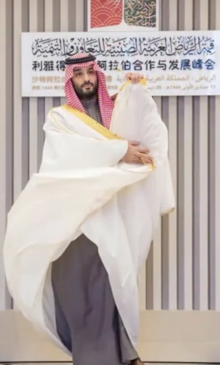 طارد المفسدين وكثف جهوده حتى أصبحت نسبة الفساد في البلاد تكاد تنعدم
كثف جهوده في توفير فرص العمل
وقام بنهضه عالميه في البلد على مستوى جميع القطاعات
يسعى لتوفير سبل العيش الآمن والرخاء المستدام

نحبه ونواليه ونعادي من يعاديه
 ونحن طوع أمره ومهجة الروح له فداء ..