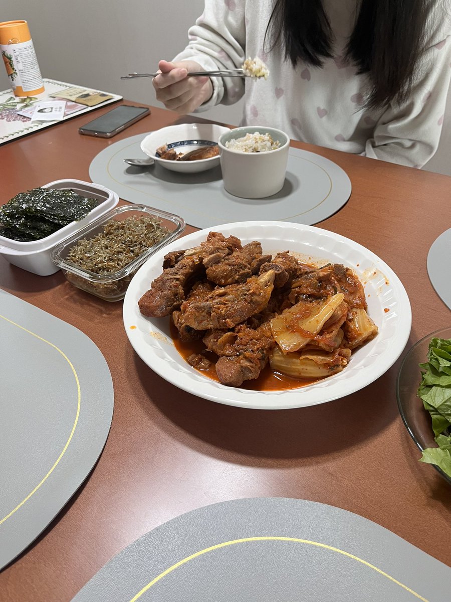 binfa66's tweet photo. 김치찌개가 아니고 김치등갈비찜이었다.
(어휴 ~  어제 오늘 술안주가 ….)

맛나게 먹고 따아 한잔 마시며
또 이렇게 집콕으로 주말을 보낸다.

- 20231126 - https://t.co/rsiVCwCUwa