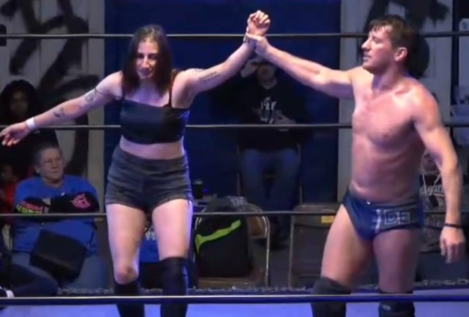 #H2ONovember @K3nn3diCop3land 🆚 @Tony_Deppen U know it was a 5⭐️Match when Tony is raising the arm of the winner Kennedi Copeland!!!! 📸 @H2OWRESTLING on IWTV