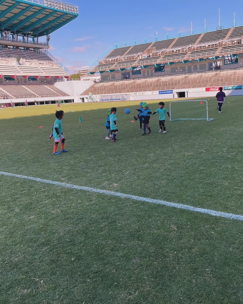 FcGirasol's tweet photo. キッズサッカーフェスティバルU6in駅前不動産スタジアム
みんないい笑顔でした☺️
#龍谷高校サッカー部　#FCヒラソール
#りゅうこくサッカースクール　#龍谷こども園　#愛の泉こども園 https://t.co/NPSIhYcZib