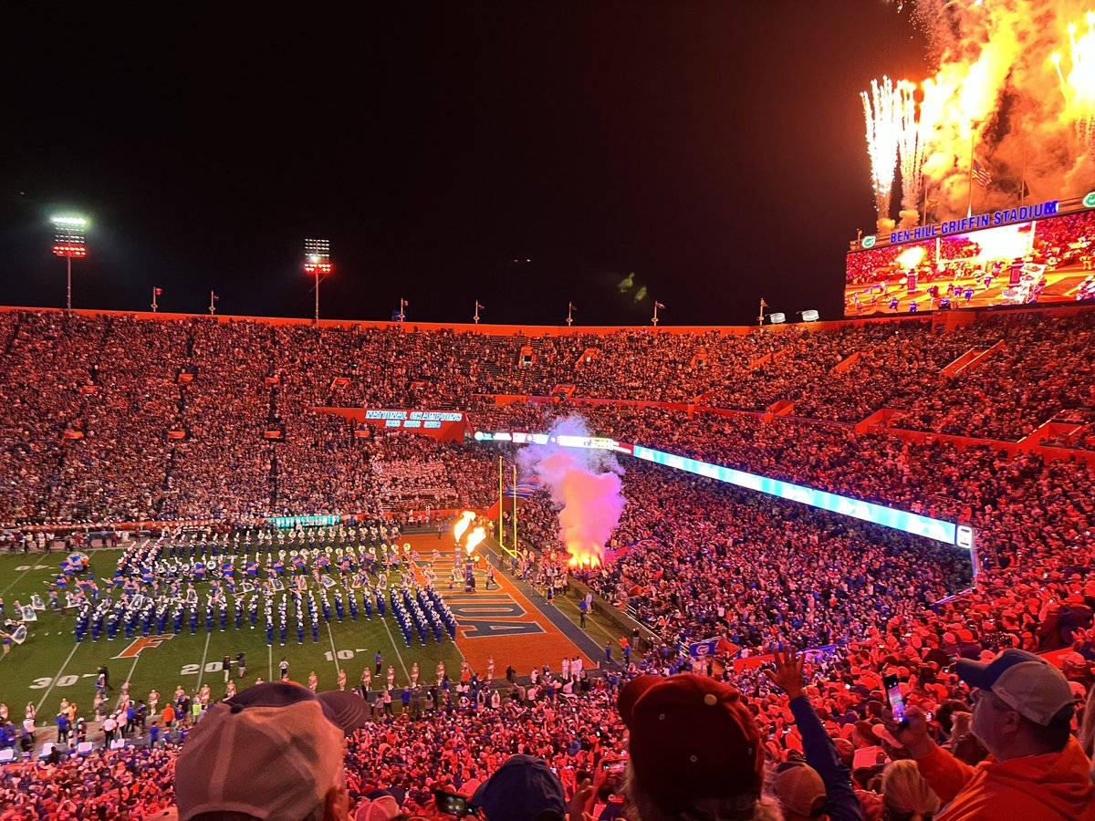 startprayinglol's tweet photo. pics from tonight #OnlyInTheSwamp #GoGators 🐊 https://t.co/VrH3YgDaPk