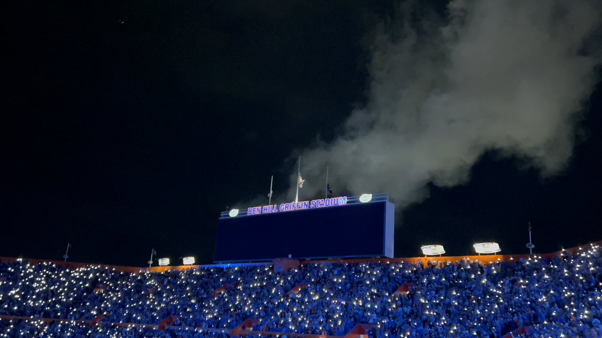 startprayinglol's tweet photo. pics from tonight #OnlyInTheSwamp #GoGators 🐊 https://t.co/VrH3YgDaPk