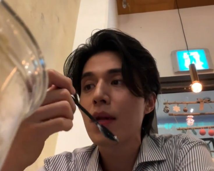 OWNSTHESKY's tweet photo. ㅤㅤ
Eilyas and his love-hate relationship with the camera. Lucu banget Tuhan. 
ㅤㅤ
ㅤㅤㅤㅤㅤㅤ https://t.co/qrSdvYTVJe