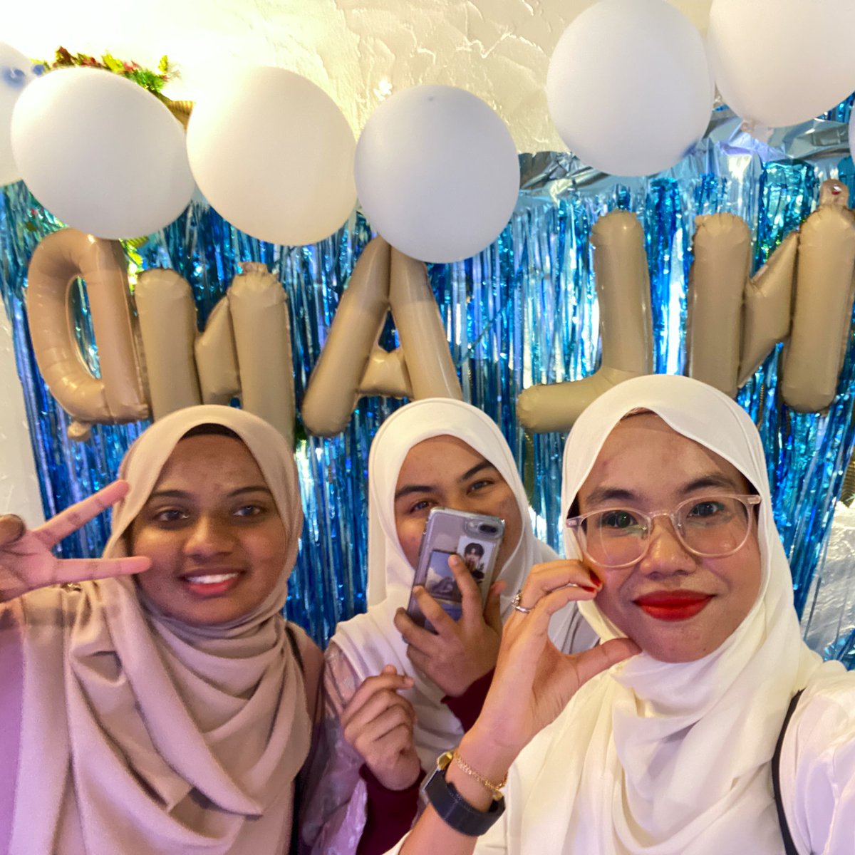 thwww___'s tweet photo. us yesterday at #StayWithLoey and #IntoTheENLand ❤️💙 https://t.co/naceBqqpDk