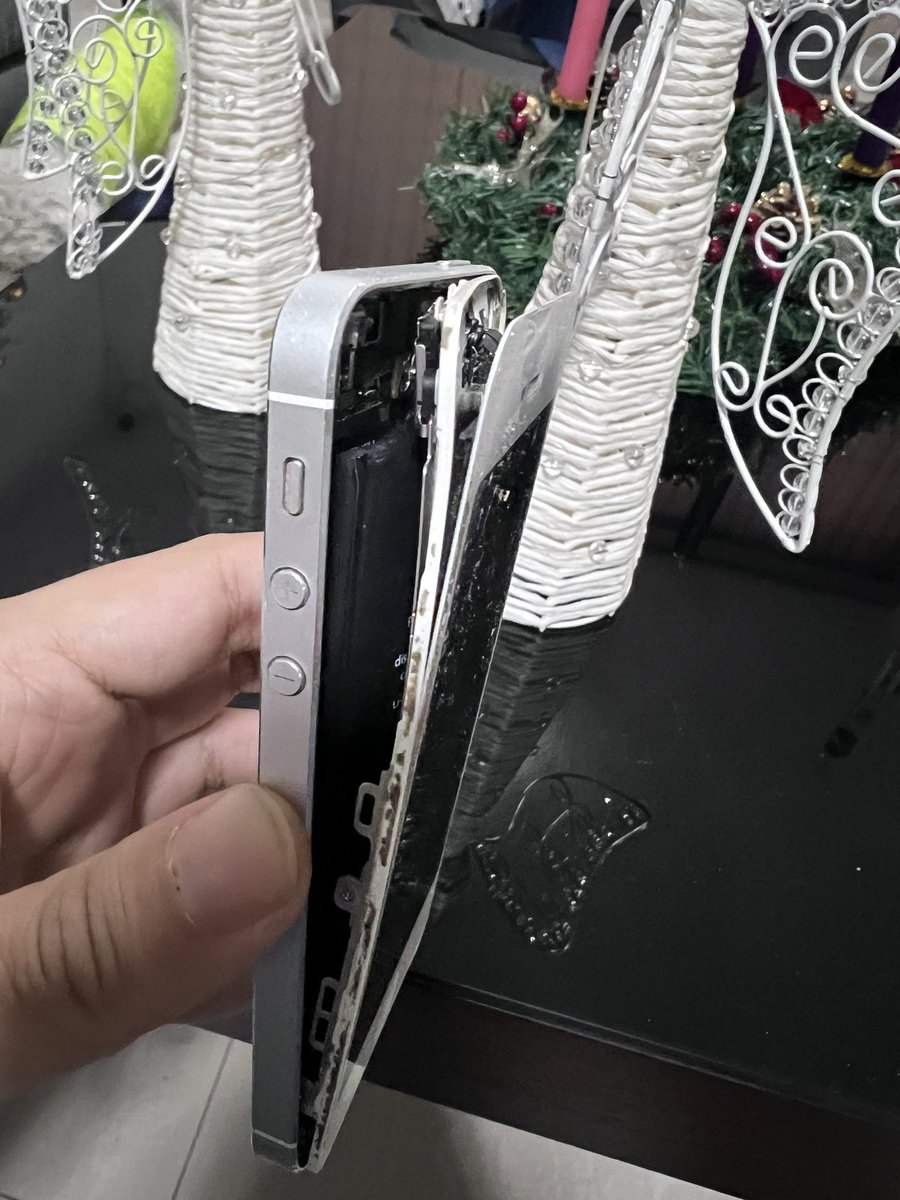 Adryann_'s tweet photo. Hace tiempo encontré mi primer iPhone (5), y decide guardarlo, este tenía años sin encenderse. Hoy descubrí que la nada se le infló la batería, a pesar de estar sin energía por muchos años 😐😐 Tengan cuidado si guardan sus teléfonos por un tiempo cc. @Apple @MxApple @MacStoreMX https://t.co/SzGZvFA4Vs