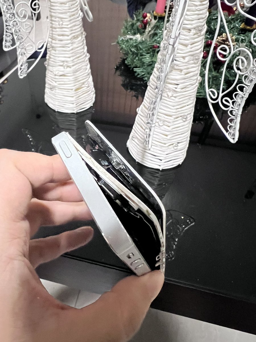 Adryann_'s tweet photo. Hace tiempo encontré mi primer iPhone (5), y decide guardarlo, este tenía años sin encenderse. Hoy descubrí que la nada se le infló la batería, a pesar de estar sin energía por muchos años 😐😐 Tengan cuidado si guardan sus teléfonos por un tiempo cc. @Apple @MxApple @MacStoreMX https://t.co/SzGZvFA4Vs
