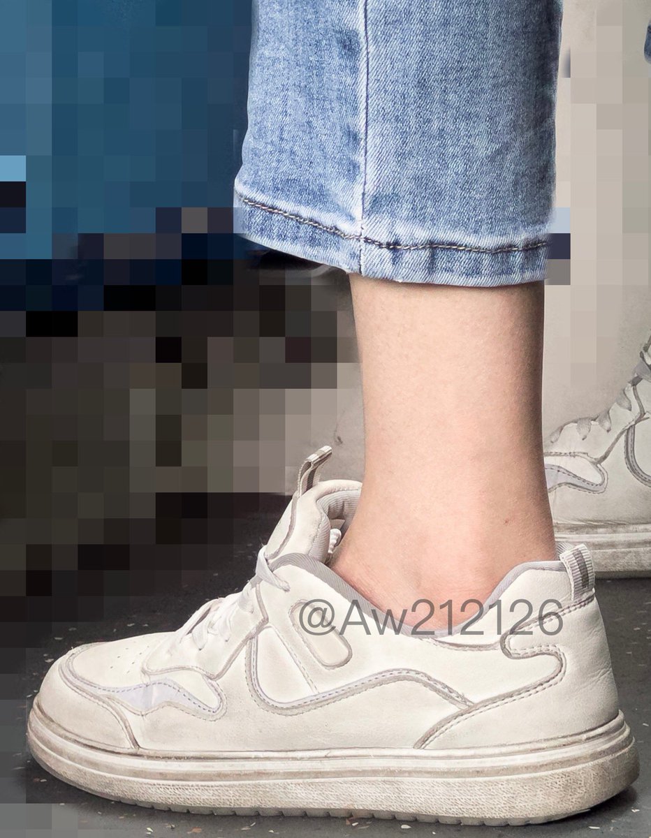 Aw212126's tweet photo. 学姐骚鞋侧颜，这鞋看她穿两年多了还没换，里面味道一定酸爽

#扫楼 ＃骚鞋  ＃射鞋  #臭鞋 #足控 #臭脚 #船袜 ＃白袜 #运动鞋 #小白鞋 #足控 #足交 #街拍 #射脚 #射屏 https://t.co/ARWdrhPVQo