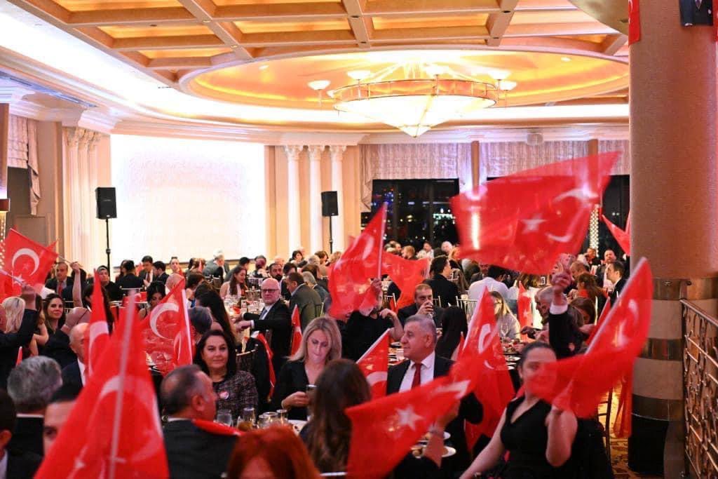 Türkiye Cumhuriyeti’nin 100. Yıl Dönümü dolayısıyla TADF ve üye dernekleri tarafından düzenlenen  400’den fazla kişinin katıldığı  Balo da TADF Başkanı Gülay Aydemir ve T.C. New York Başkonsolosluğumuzu temsilen Muavin Konsolos Batuhan Çevikkalender konuşmalarını yaptılar.