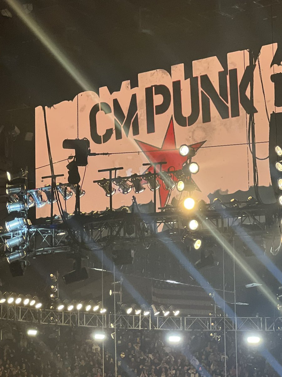 10_godd's tweet photo. And he’s back #CmPunk #SURVIVORSERIES #WWEChicago https://t.co/f78Sza1I3C