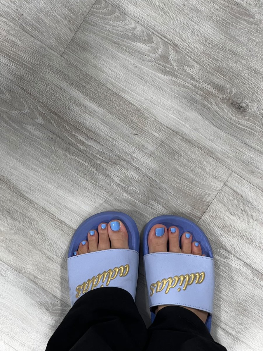 CummerShoe2020's tweet photo. Some worn slides from Anna 
$200
#shoes #wornshoes #shoefetish https://t.co/v27wFit5lw