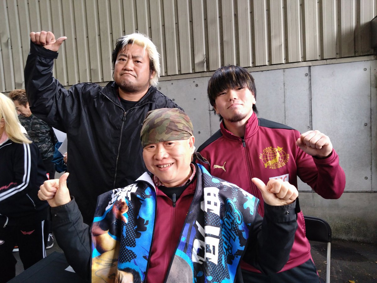 ma04kam24's tweet photo. 大森北斗さんと、FC撮影会。
諏訪魔さん&男児さんとは、今日何回でも撮りたくなるなー(笑)。にしても、諏訪魔さんの特大顔面アクリルスタンド…凄いww(小さい方は買った^^)
#ajpw
#RWTL
#Evolution
#諏訪魔 https://t.co/m39pmkgclA