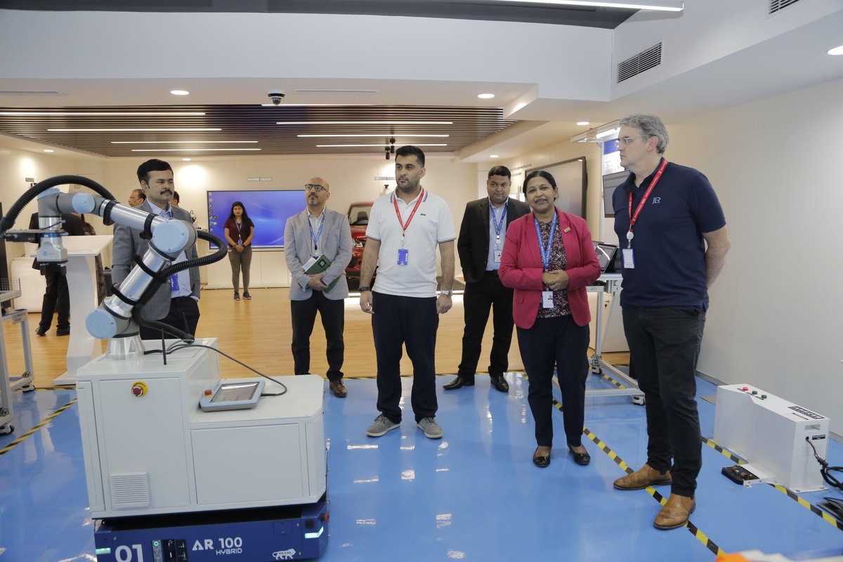 TataTech_News's tweet photo. #OneTeamWithCustomers - We recently hosted leaders from Jaguar Land Rover where our team explored their digital strategy & showcased the #innovations, from the Factory of the Future to data platforms.
Here are some snapshots from the visit.
#EngineeringABetterWorld https://t.co/EVs6DMN3VG