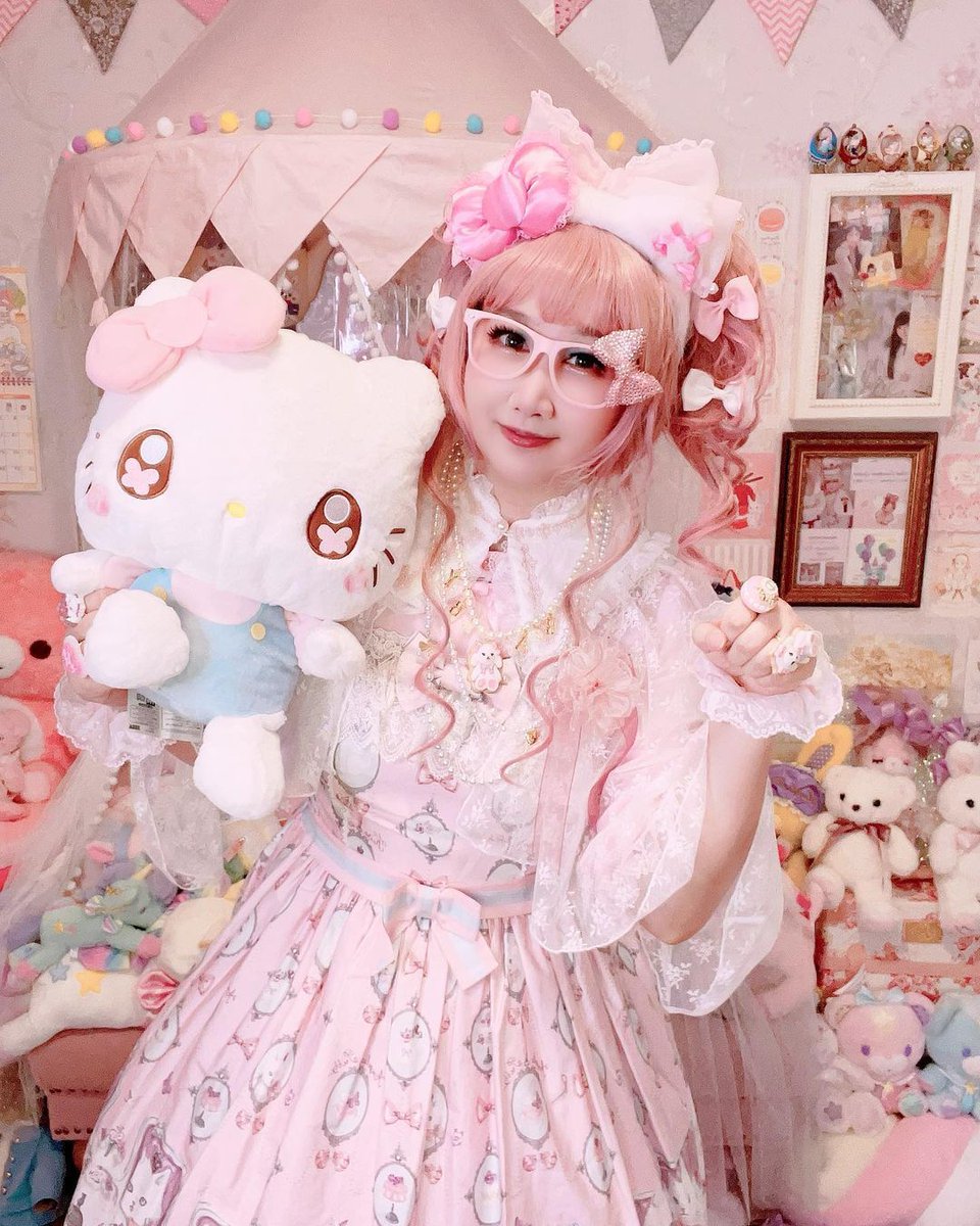 😻🫖 What better way to attend a cat tea party than by wearing Hello Kitty, just like sugar.nyo? ✨🎀 #hellokitty #catlovers #sweetlolita #teaparty #catteaparty #catlove #sanrio #sanriocuties #hellokittyaddict