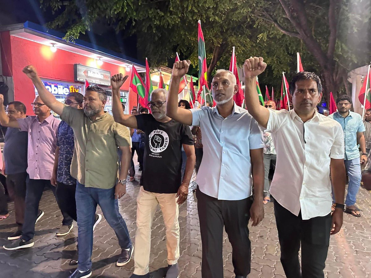 Rifaau_MV's tweet photo. ހެނދުނު ކައުންސިލް ހިންގުމުގައި ބުރަކޮށް އުޅުއްވުމަށްފަހު ރޭގަނޑު އެއްކޮށް ހޭދަކުރެއްވީ ރައީސް ޔާމީން މިނިވަން ކުރަން ކުރަންޖެހުނު މަސައްކަތްތައް ކުރުމަށް. މިއަދު އެކަން ބަލައި ނުގަތުމަކީ ދެރަކަމެއް.
#IStandWithRaeesMuizzu
ަ https://t.co/IO9RPVzMin
