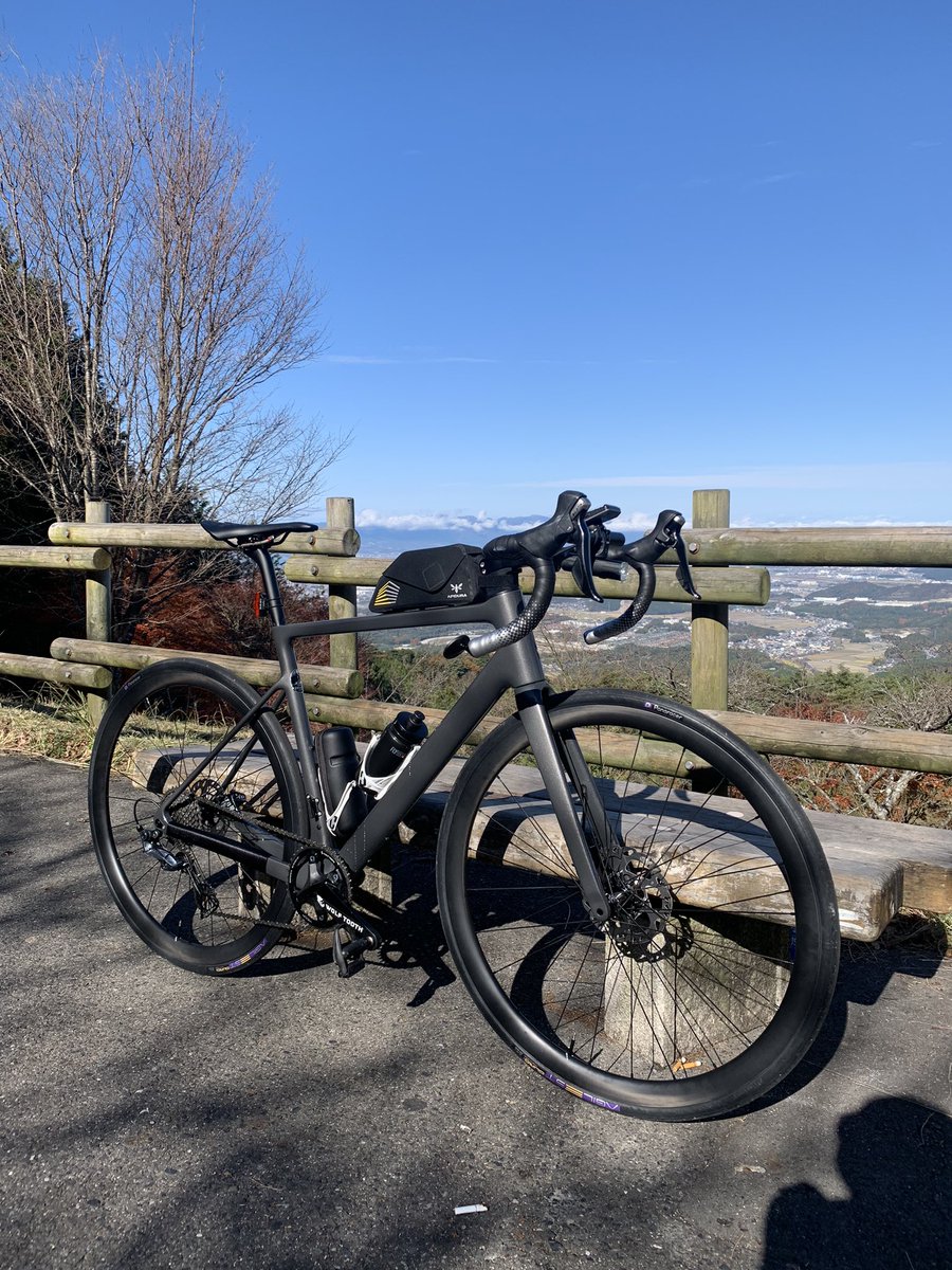 goobamboo's tweet photo. このバイクにはトップチューブ上にダボ穴が2つある　これが購入の決め手の一つで　すこぶる調子がいいし　安定度も抜群　ベルクロ式はビブに擦れて生地が痛むのよ。。　

#ghisallo 
#ge110
#ロードバイク  
#ghisalloge110 https://t.co/E5mInCLO4l