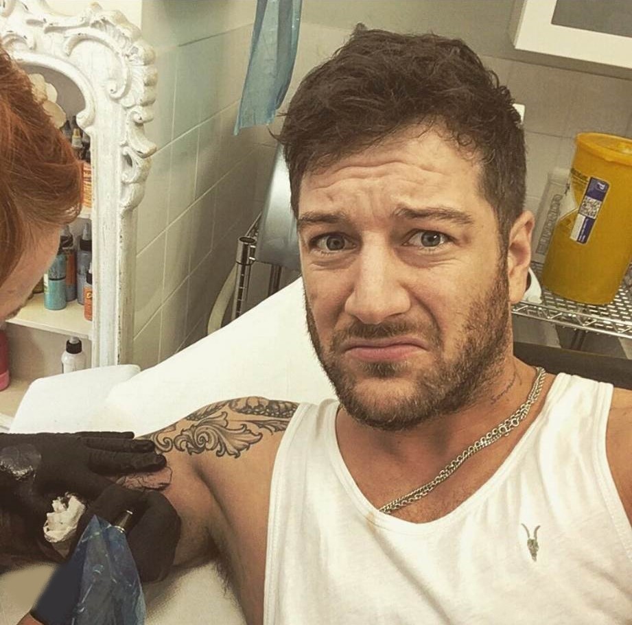 Matt_Cardle_AG's tweet photo. 🤳 Usually we get a smiling and happy Matt Cardle in any #SundaySelfie he takes, but this one looked a bit uncomfortable. 🫣😊 #notsmiling #doesnttickle #tattoo #art 💉 https://t.co/UbVDCewXm5