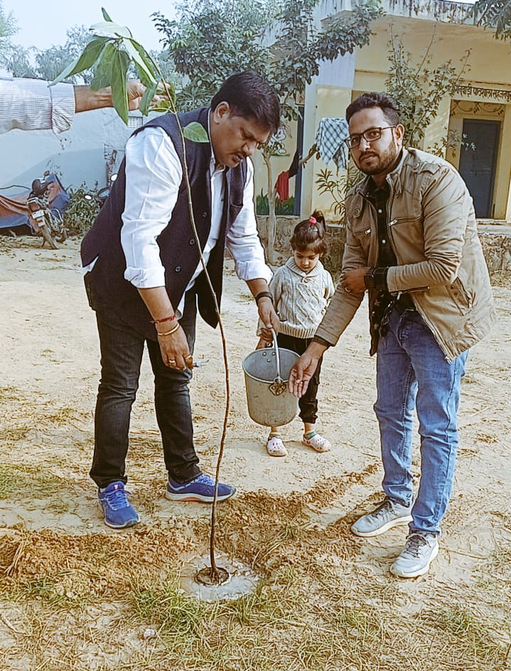 राम राम सा 
कल गाँव सहजनपुर में लोकतंत्र के पर्व में भाग लिया, साथ ही बीएलओ और साथी कर्मचारियो के साथ आदर्श मतदान केंद्र- 120 सहजनपुर में पौधारोपण किया।